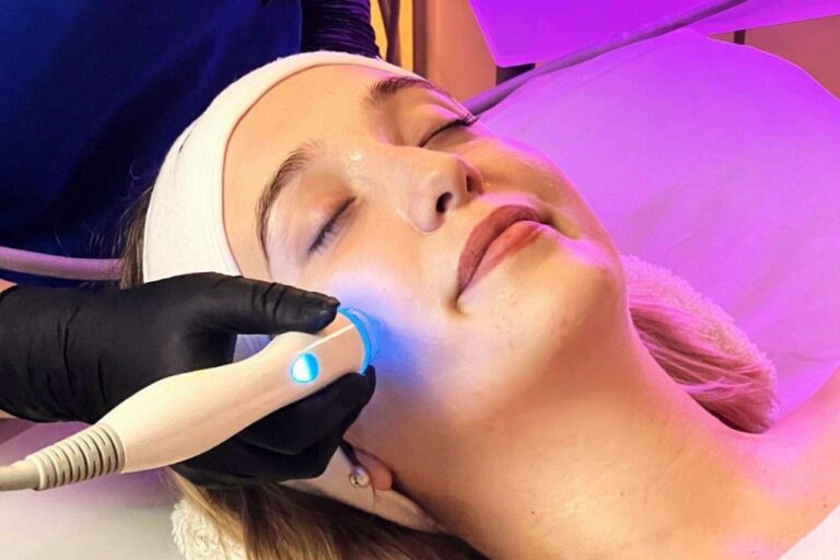 Limpieza facial profunda con HidroAge: tecnología avanzada